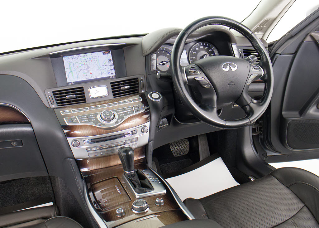 ★使いやすさや安全性を追求したステアリン
グ周り！高級車ゆえにスイッチ類が多いのも
特徴ですね！考え尽くされた配置ですぐに使
いこなす事が出来ますのでご安心下さい！是
非、体感してみて下さい！！