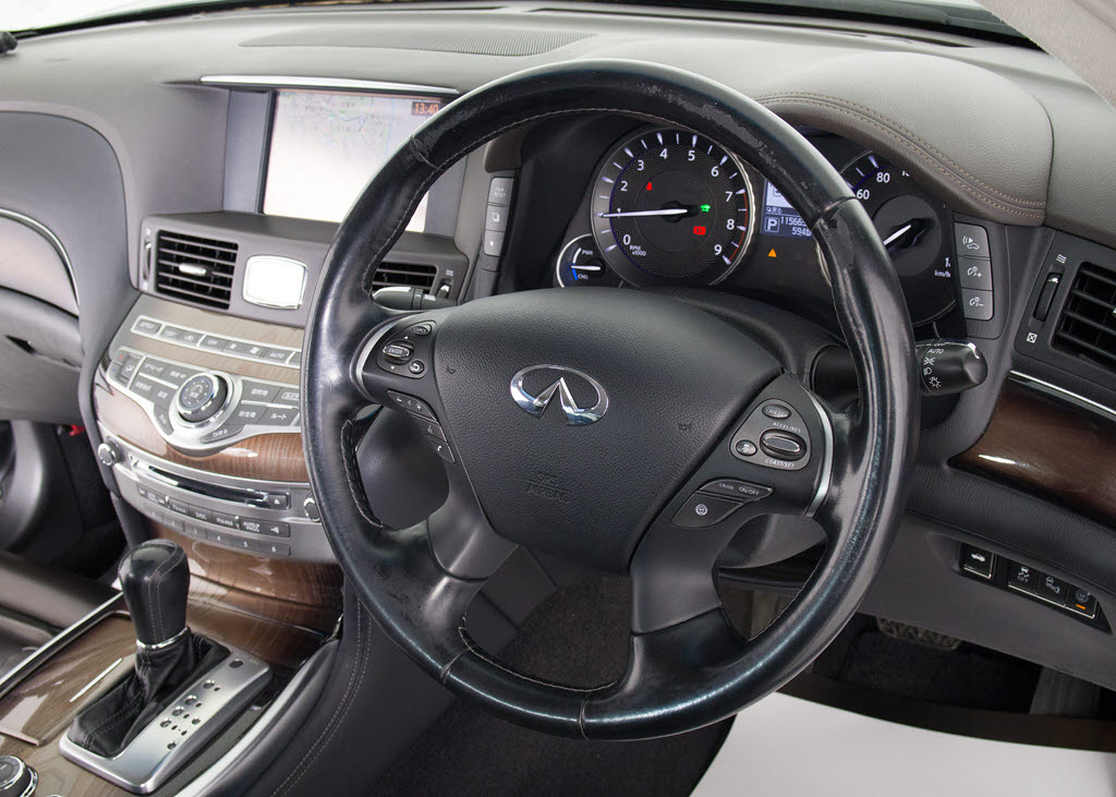 ★使いやすさや安全性を追求したステアリン
グ周り！高級車ゆえにスイッチ類が多いのも
特徴ですね！考え尽くされた配置ですぐに使
いこなす事が出来ますのでご安心下さい！是
非、体感してみて下さい！！