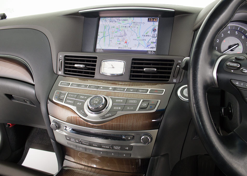 ＣＤはもちろんの事、ＤＶＤ再生も可能です
。フルセグ地デジにも対応しさらにＢｌｕｅ
ｔｏｏｔｈにも対応しております