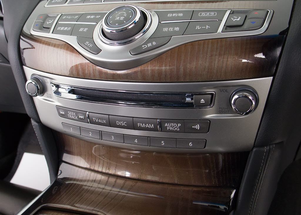 ＣＤはもちろんの事、ＤＶＤ再生も可能です
。フルセグ地デジにも対応しさらにＢｌｕｅ
ｔｏｏｔｈにも対応しております