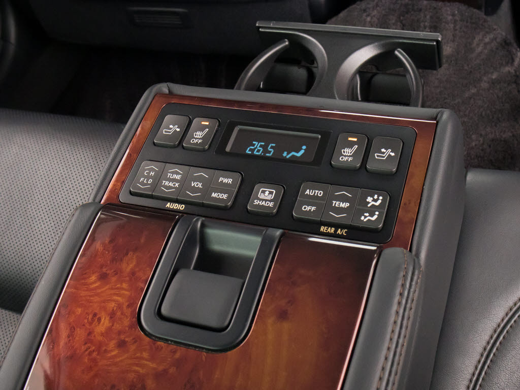 後席もＶＩＰ装備！後席センターコンソール
の画像です！こちらのお車には、後席にもパ
ワーシートが装備されています！更にオーデ
ィオなども後席から操作出来るなど豪華！ゲ
ストに喜んで頂ける装備ですね！