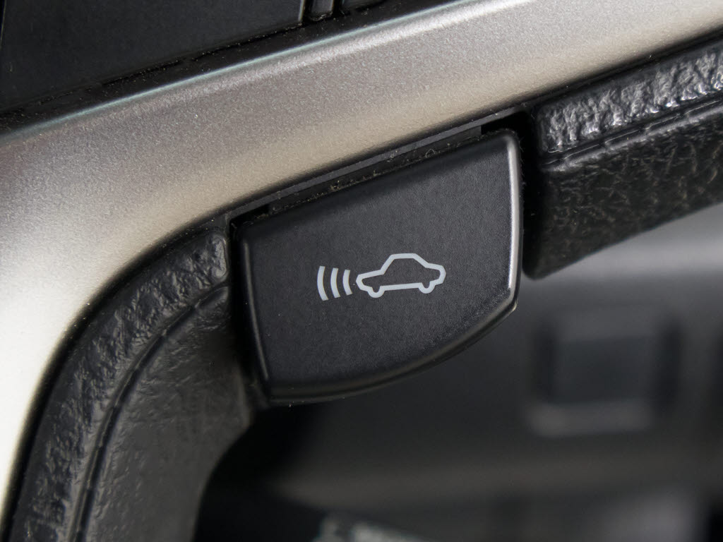 衝突回避支援型プリクラッシュセーフティシ
ステム　前方に出現した障害物に対し警報を
発し、ドライバーに警告。同時にブレーキア
シストにより衝突回避と速度を軽減します。