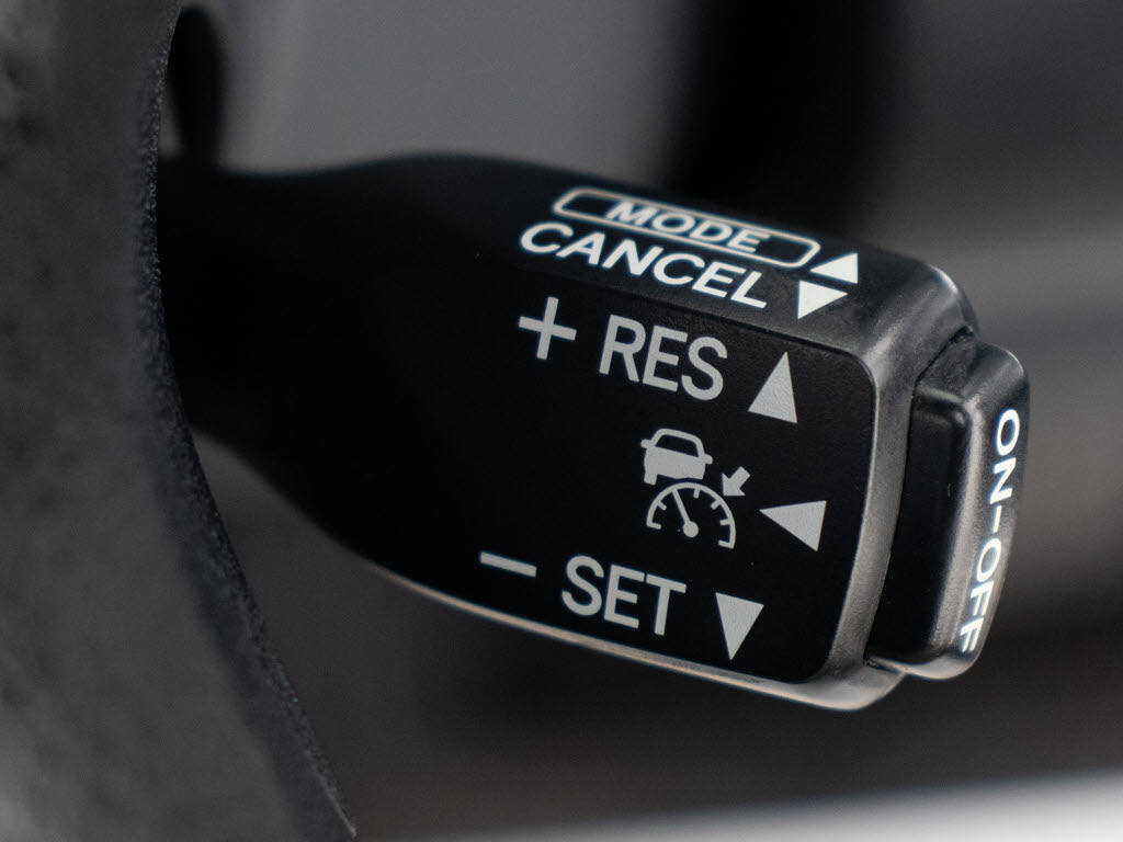 レーダークルーズコントロール　　ミリ波レ
ーダーと単眼カメラで先行車を認識し、車速
に応じた車間距離を保ちながら追従走行を支
援します。