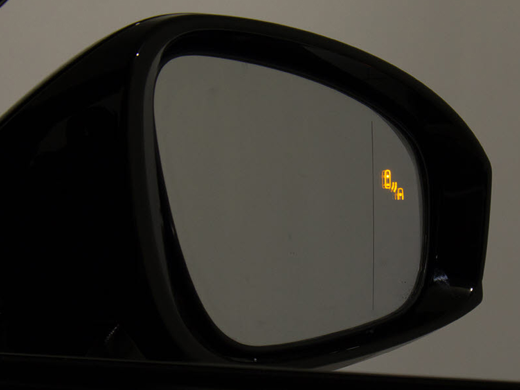 ＢＳＭ（ブラインドスポットモニタ）！隣の
車線を走る車両をレーダーで検知し、ドアミ
ラーでは確認しにくい後側方エリアに存在す
る車両に加えて、急接近してくる車両も検知
します。