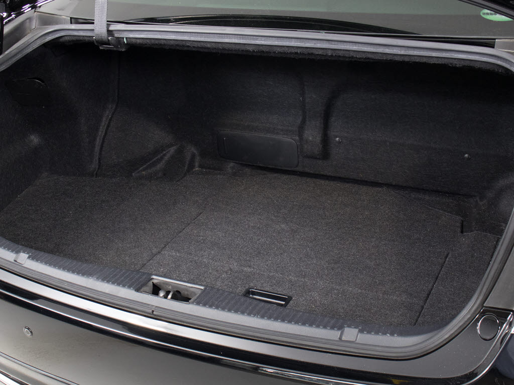 トランクが狭いと思っておりませんか？実際
は大容量トランクです！旅行等の長距離ドラ
イブも快適です！また、屋根付きスペースを
完備しておりますので、夜間でも、雨でも雪
の日だってゆっくりご覧頂けます。