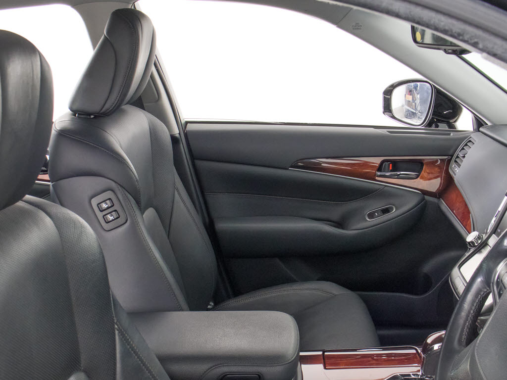 人気の本革シート付きです！！本革が装備さ
れるだけで高級感が増します！当社では、本
革シートのカラー変更や張替えも出来ます！
ワイン・茶・赤・青・オレンジ・黄色・コン
ビ色など何でもＯＫです！