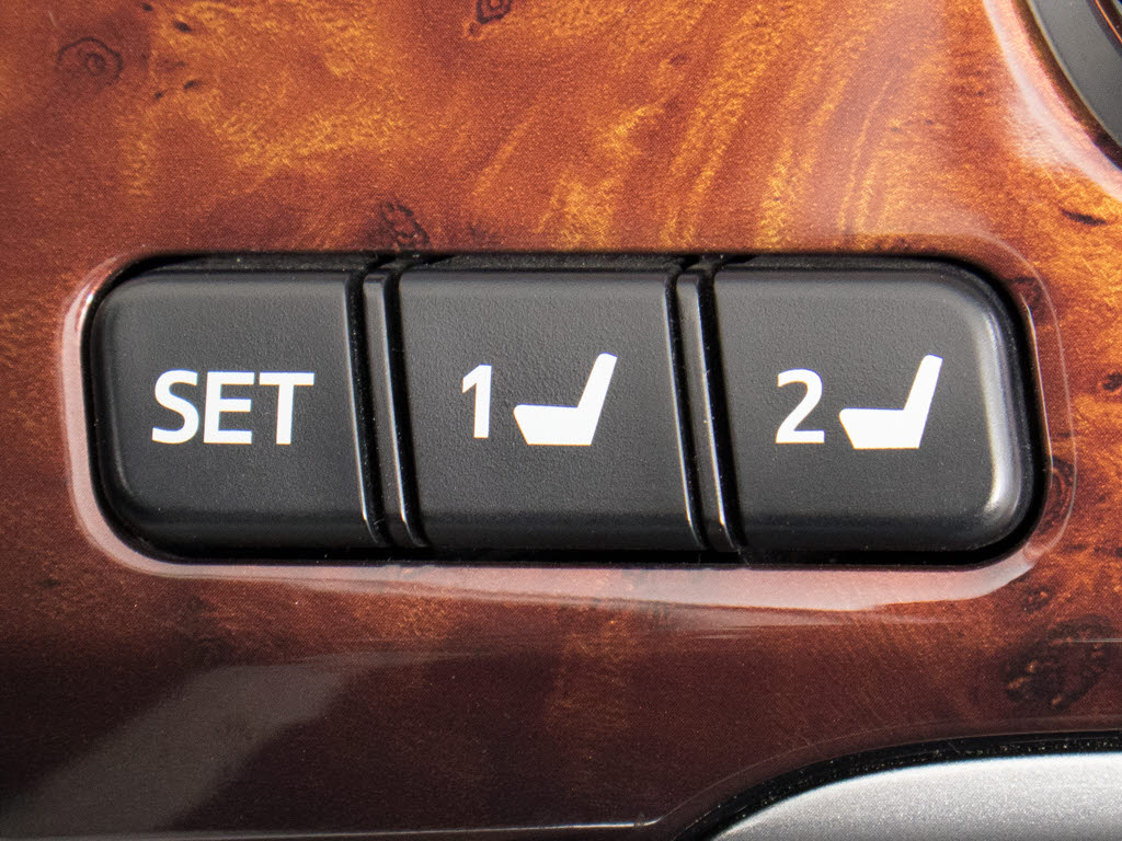 シートメモリー付き！ステアリング、シート
、ドアミラーポジションをメモリー可能です
！