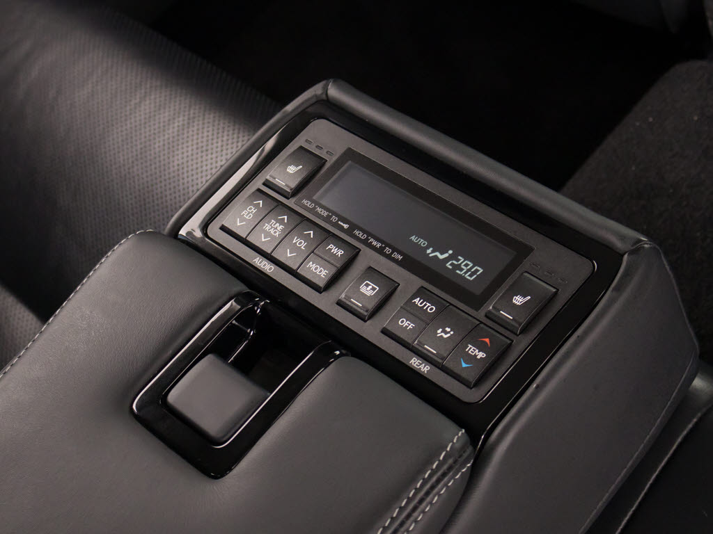 後席もＶＩＰ装備！後席センターコンソール
の画像です！こちらのお車は、オーディオな
ども後席から操作出来るなど豪華！ゲストに
喜んで頂ける装備ですね！
