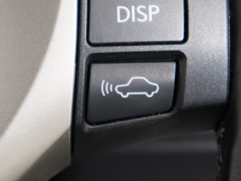 衝突回避支援型プリクラッシュセーフティシ
ステム　前方に出現した障害物に対し警報を
発し、ドライバーに警告。同時にブレーキア
シストにより衝突回避と速度を軽減します。