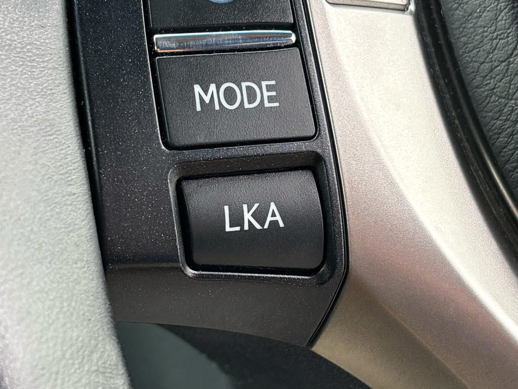 レーンキープアシスト機能付き！レーダーク
ルーズコントロール　　ミリ波レーダーと単
眼カメラで先行車を認識し、車速に応じた車
間距離を保ちながら追従走行を支援します。