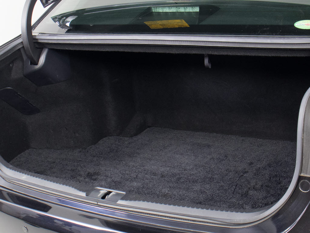 トランクが狭いと思っておりませんか？実際
は大容量トランクです！旅行等の長距離ドラ
イブも快適です！また、屋根付きスペースを
完備しておりますので、夜間でも、雨でも雪
の日だってゆっくりご覧頂けます。