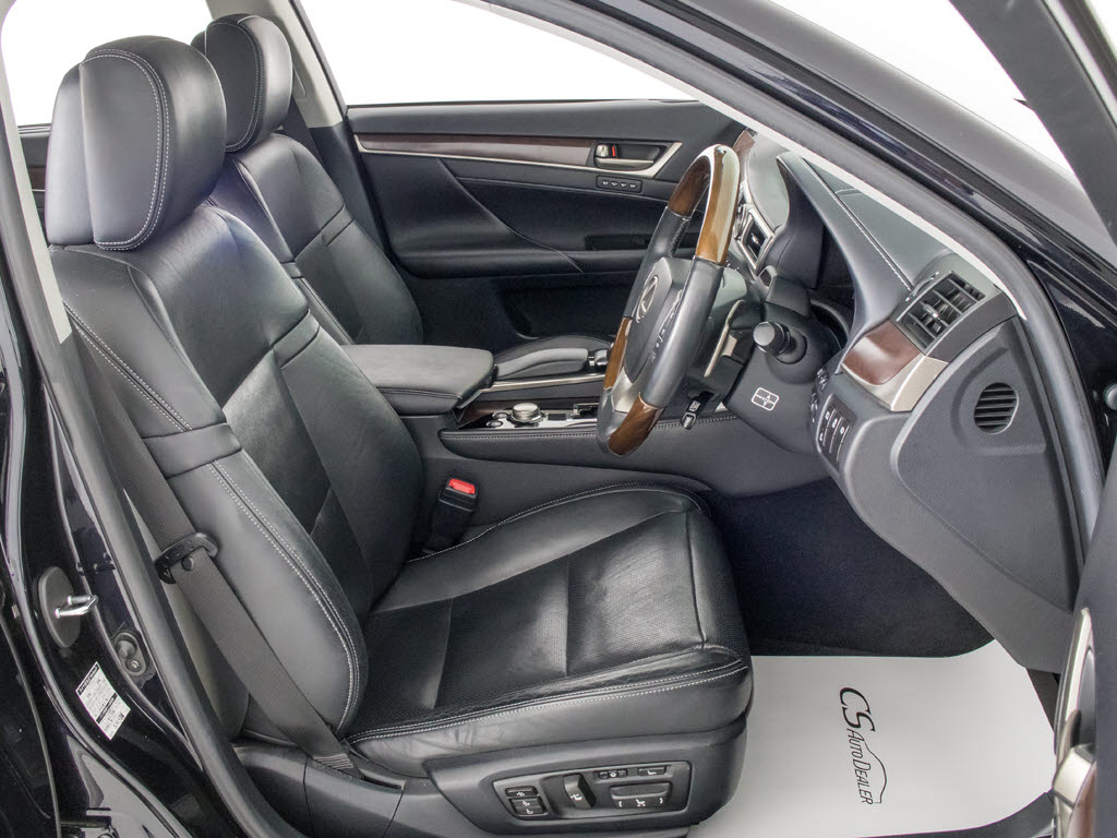 電動パワーシート完備！細かな自身に合った
ドライビングポジションの設定が可能となり
ます！