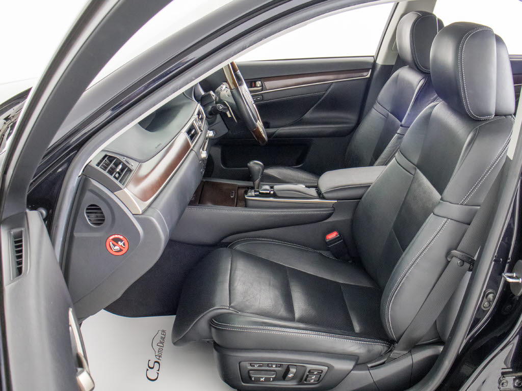 オットマン搭載！！足を伸ばしても当たらな
い？？そんな快適特別空間です！！