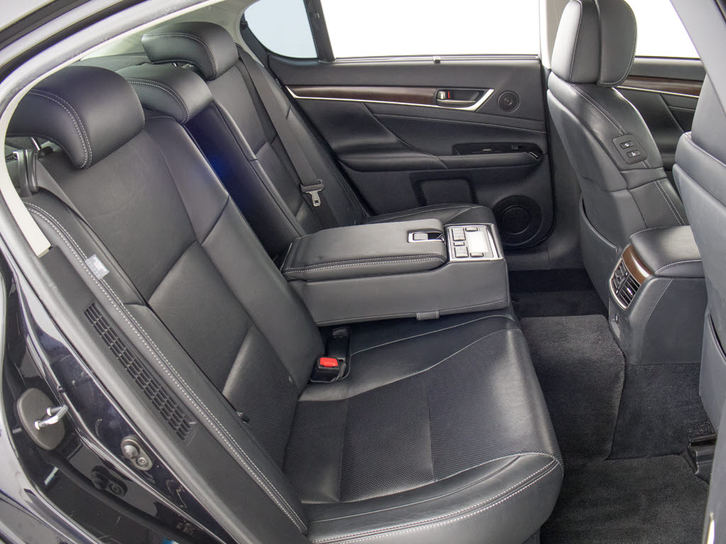 赤革、茶革、黒革、白革、黒×赤コンビ革・
・・お好みの色で新品本革シートを作成でき
ます！オリジナル本革でカーライフを満喫は
いかがでしょうか？ご興味ある方は、デザイ
ン等含め当社までお問い合わせください！