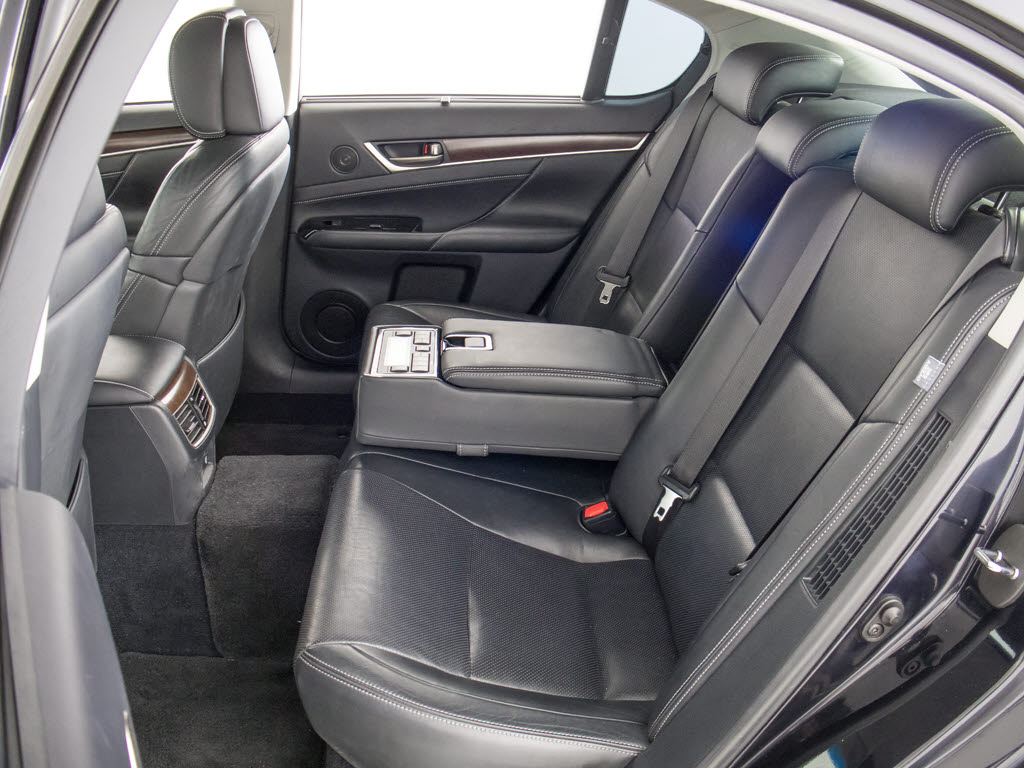 赤革、茶革、黒革、白革、黒×赤コンビ革・
・・お好みの色で新品本革シートを作成でき
ます！オリジナル本革でカーライフを満喫は
いかがでしょうか？ご興味ある方は、デザイ
ン等含め当社までお問い合わせください！