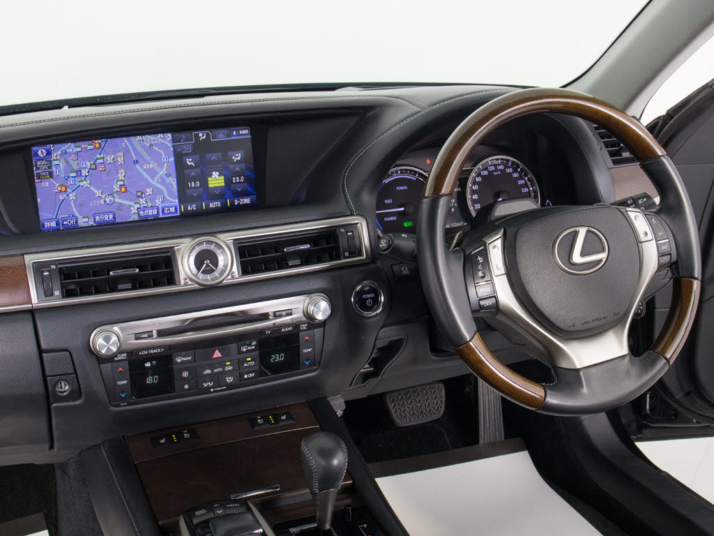 ★使いやすさや安全性を追求したステアリン
グ周り！高級車ゆえにスイッチ類が多いのも
特徴ですね！考え尽くされた配置ですぐに使
いこなす事が出来ますのでご安心下さい！是
非、体感してみて下さい！！