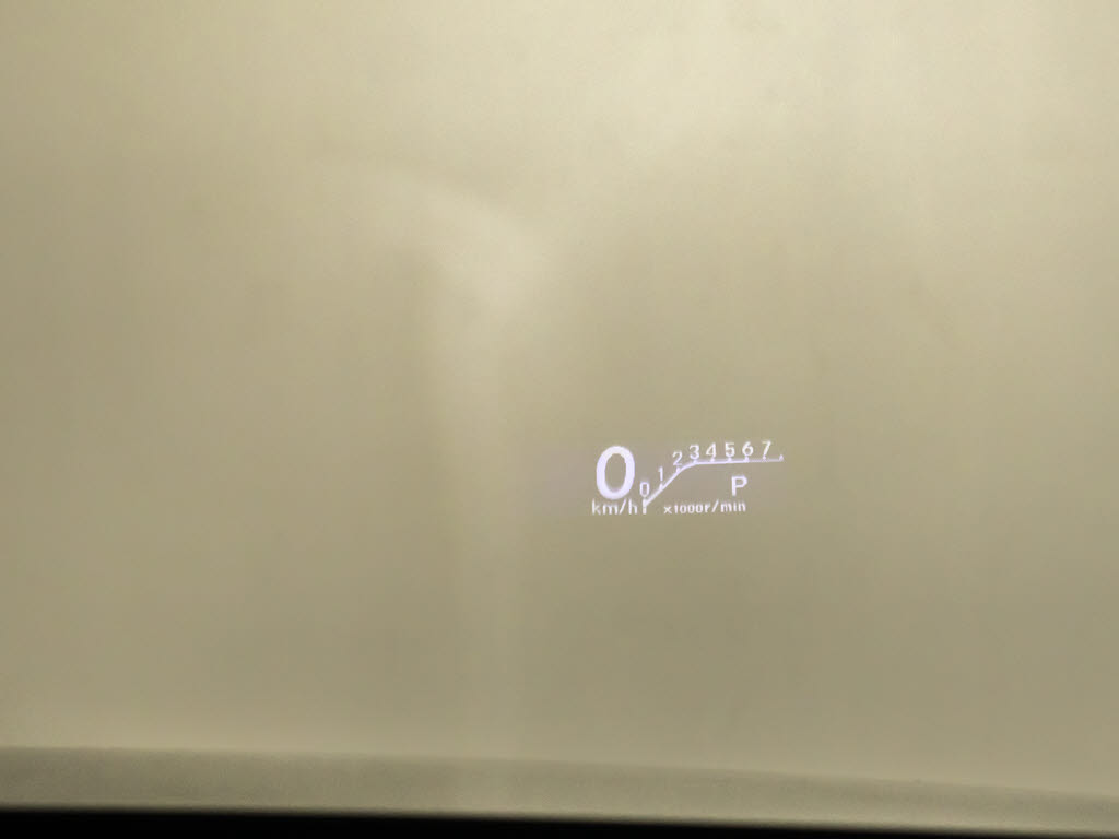 ヘッドアップ・ディスプレイ（ＨＵＤ）現在
のスピードや、前方の車線情報など、運転に
必要な情報を、目の前のウインドウガラスに
表示する機能です。これにより、目線の移動
が少なく済み、安全です。