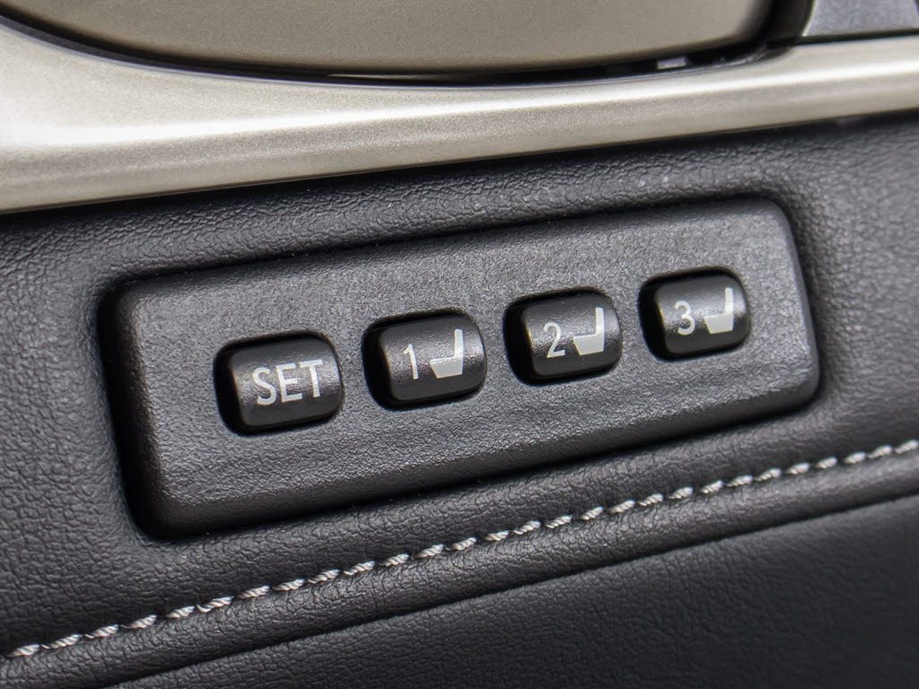 ★シートメモリー機能を装備！シート位置を
記憶出来きます。すごく便利ですよ！