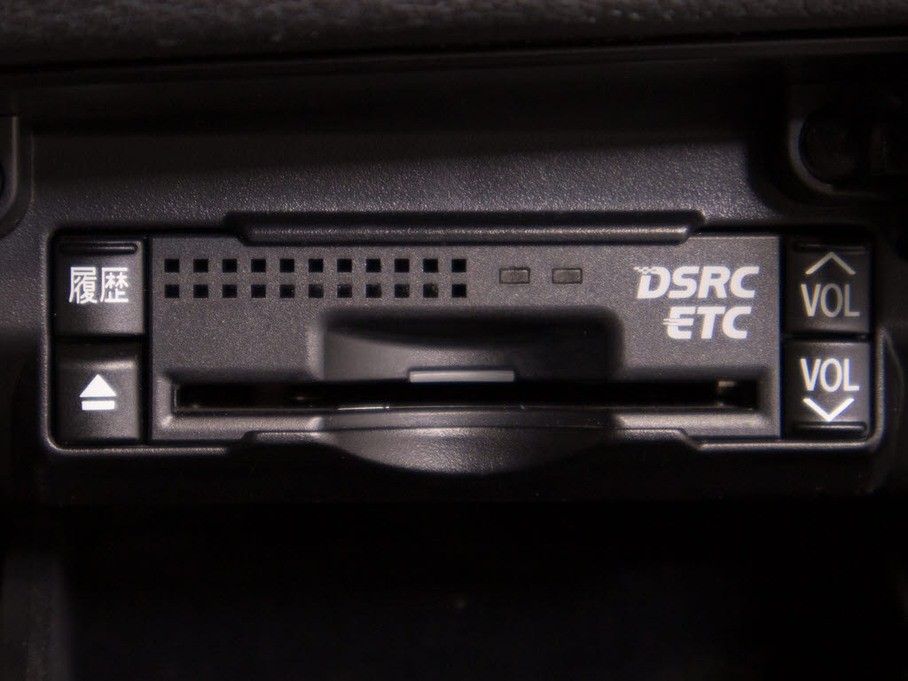 ★ＥＴＣ（ＤＳＲＣ）が装備されています！
！社外品とは違い収まりの良いデザインが人
気！高速道路を利用する際は必需品ですよね
！！ストレス無く料金所を通過出来ます！！