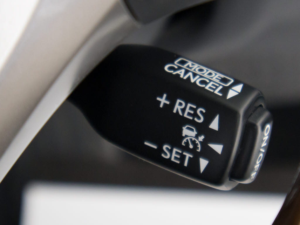 レーダークルーズコントロール　　ミリ波レ
ーダーと単眼カメラで先行車を認識し、車速
に応じた車間距離を保ちながら追従走行を支
援します。