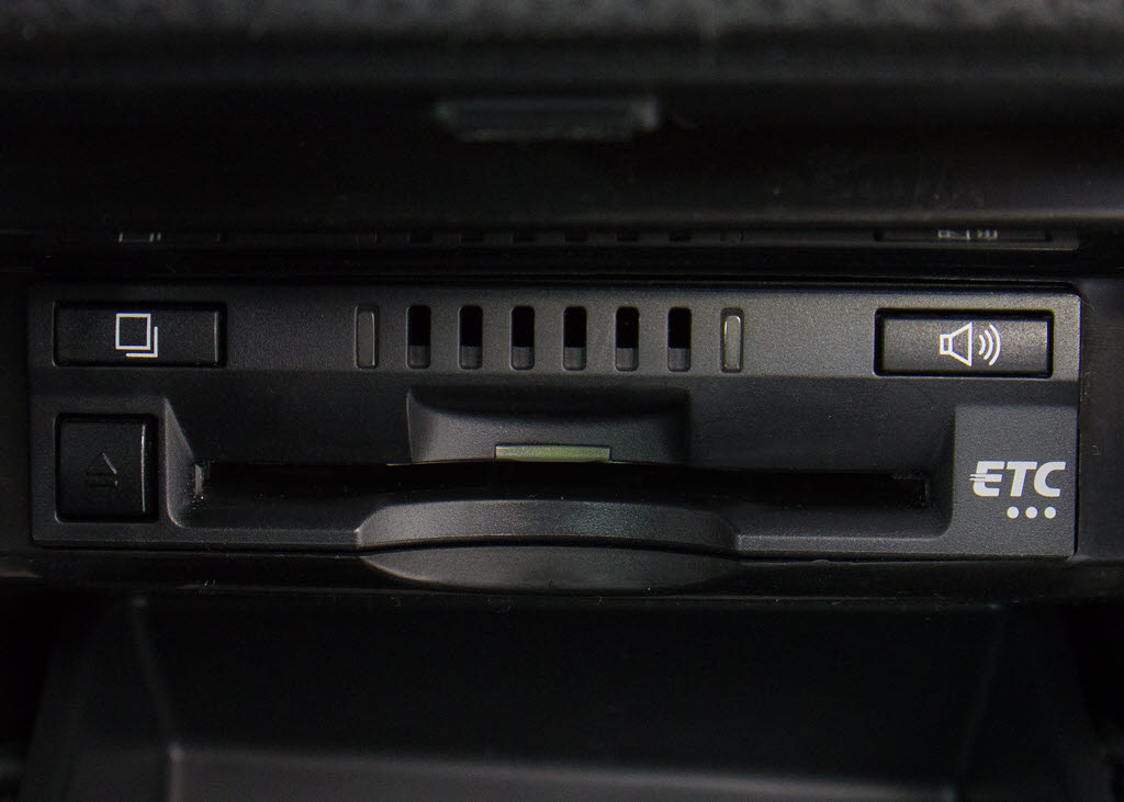 コンソール内一体型のビルトインＥＴＣ装備
！見た目の部分も良いですが、ＥＴＣカード
の盗難防止になる設置箇所です！料金所の渋
滞回避！時間帯・日によって料金の軽減を受
けられます！ストレス知らずのドライブ！