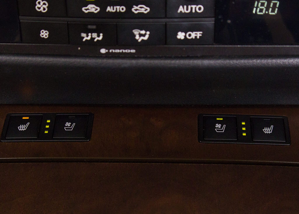 ★快適エアシート＆シートヒーターを装備し
ています！高級車ならではの装備です！シー
トが暖まる機能！シートから冷風が出る機能
！どちらも付いています！！寒い冬も、暑い
夏も快適にご乗車頂けますよ！！