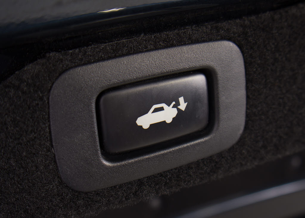 スイッチ操作でトランクリッドの自動開閉が
行えます。電子キー本体のワイヤレス機能や
運転席のスイッチからでもオープン操作が可
能です！高級車ならではの快適装備です！！