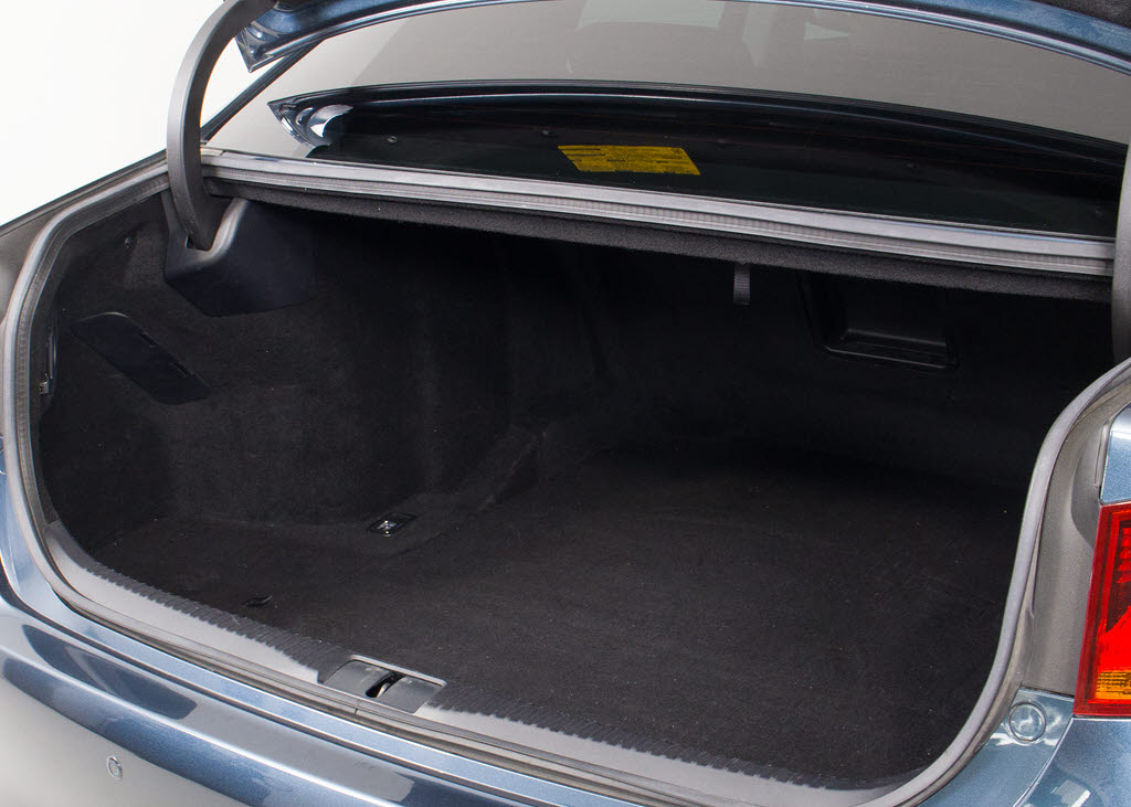 トランクが狭いと思っておりませんか？実際
は大容量トランクです！旅行等の長距離ドラ
イブも快適です！また、屋根付きスペースを
完備しておりますので、夜間でも、雨でも雪
の日だってゆっくりご覧頂けます。