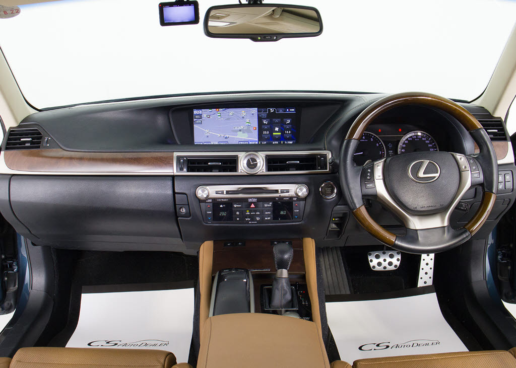 禁煙車です！室内は嫌なニオイも無く、すご
く綺麗な状態です！禁煙車・・特にセダンタ
イプのお車では少ないですよね！！タバコの
ニオイが苦手なお客様必見です！快適にご乗
車頂けます！！