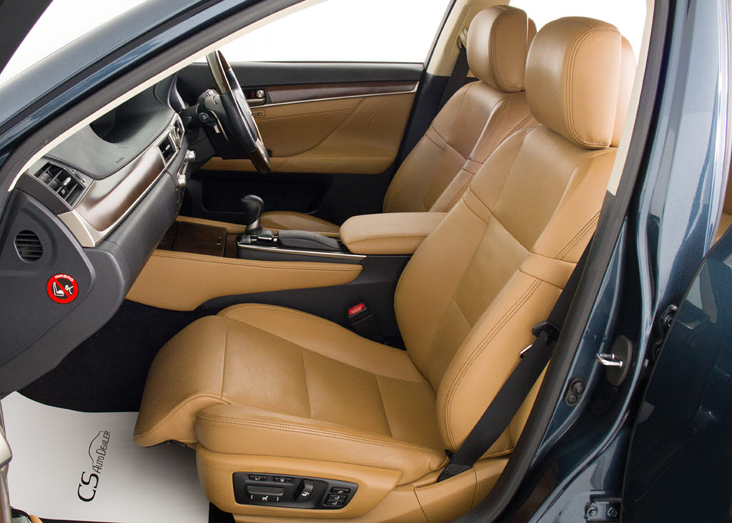 オットマン搭載！！足を伸ばしても当たらな
い？？そんな快適特別空間です！！