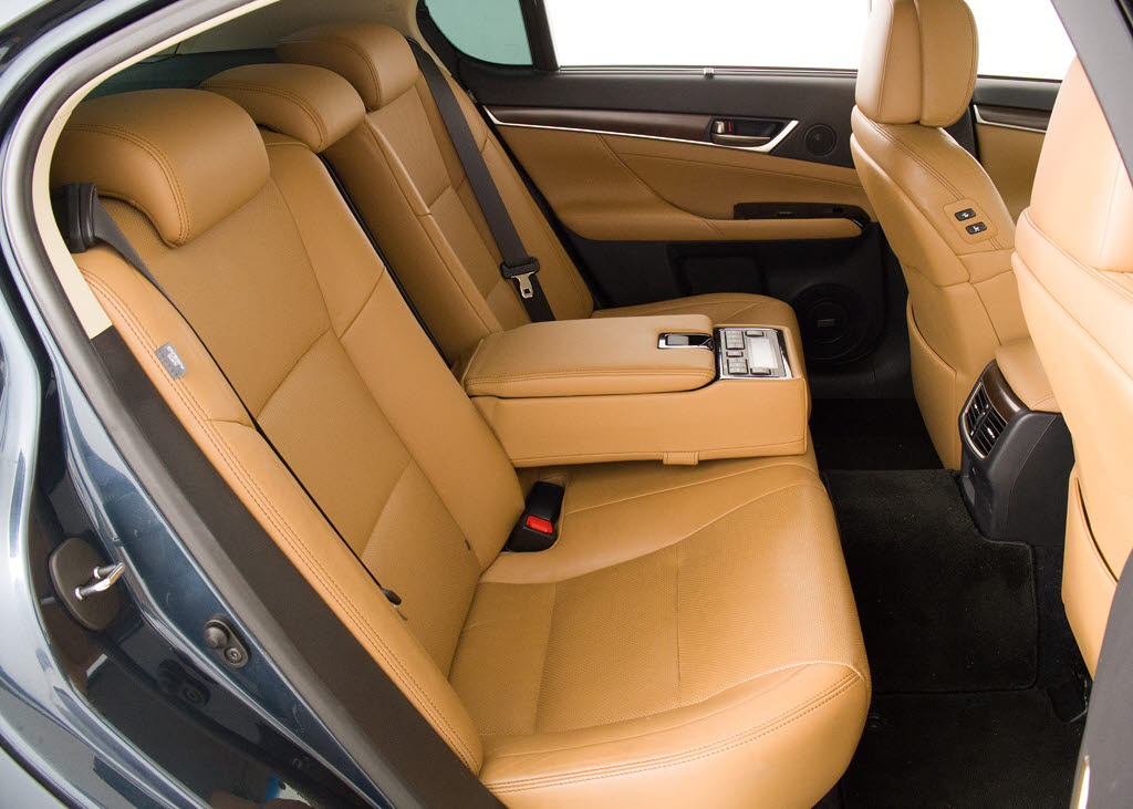 赤革、茶革、黒革、白革、黒×赤コンビ革・
・・お好みの色で新品本革シートを作成でき
ます！オリジナル本革でカーライフを満喫は
いかがでしょうか？ご興味ある方は、デザイ
ン等含め当社までお問い合わせください！