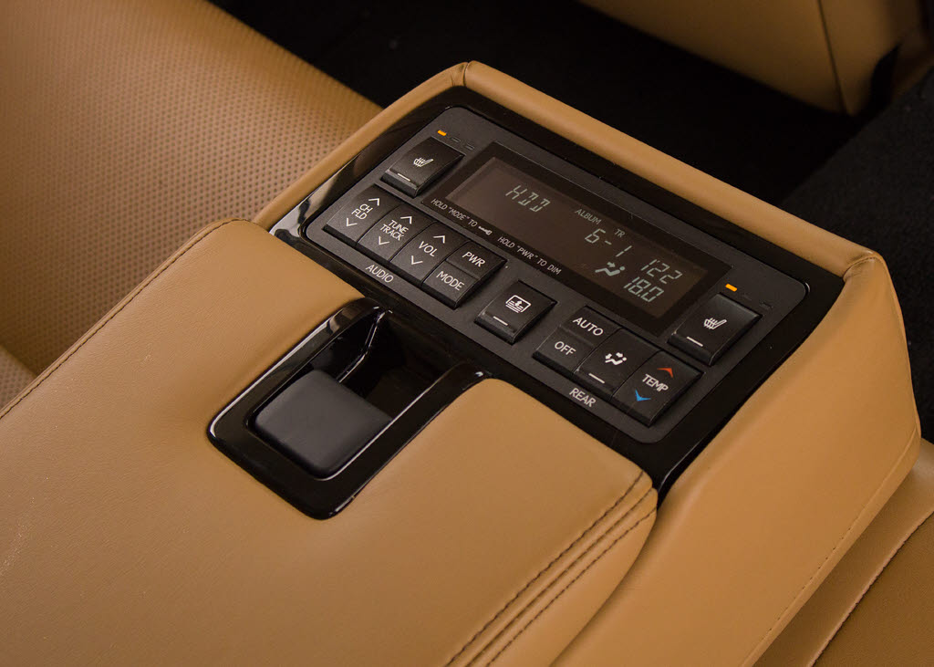 後席もＶＩＰ装備！後席センターコンソール
の画像です！こちらのお車は、オーディオな
ども後席から操作出来るなど豪華！ゲストに
喜んで頂ける装備ですね！