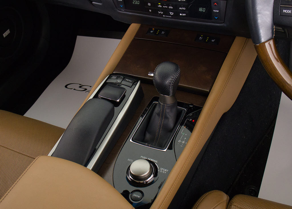 シフト周りです。スッキリとしつつも高級感
や操作性を損なわない作りとなっております
。