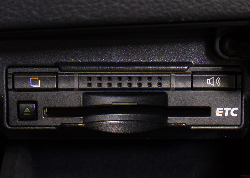 コンソール内一体型のビルトインＥＴＣ装備
！見た目の部分も良いですが、ＥＴＣカード
の盗難防止になる設置箇所です！料金所の渋
滞回避！時間帯・日によって料金の軽減を受
けられます！ストレス知らずのドライブ！