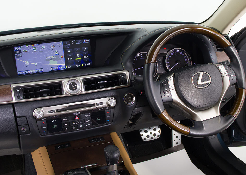 ★使いやすさや安全性を追求したステアリン
グ周り！高級車ゆえにスイッチ類が多いのも
特徴ですね！考え尽くされた配置ですぐに使
いこなす事が出来ますのでご安心下さい！是
非、体感してみて下さい！！