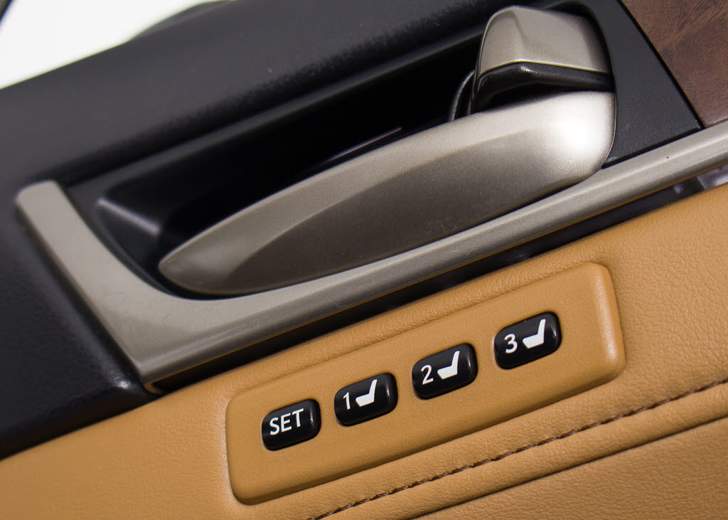 ★シートメモリー機能を装備！シート位置を
記憶出来きます。すごく便利ですよ！