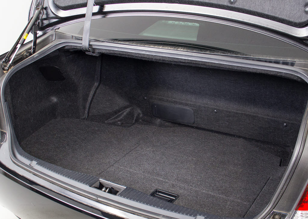 トランクが狭いと思っておりませんか？実際
は大容量トランクです！旅行等の長距離ドラ
イブも快適です！また、屋根付きスペースを
完備しておりますので、夜間でも、雨でも雪
の日だってゆっくりご覧頂けます。