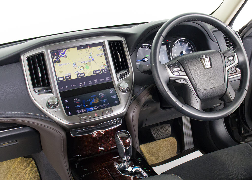 使いやすさや安全性を追求したステアリング
周り！高級車ゆえにスイッチ類が多いのも特
徴ですね！考え尽くされた配置ですぐに使い
こなす事が出来ますのでご安心下さい！是非
、体感してみて下さい！！