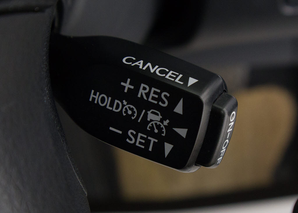 レーダークルーズコントロール　　ミリ波レ
ーダーと単眼カメラで先行車を認識し、車速
に応じた車間距離を保ちながら追従走行を支
援します。