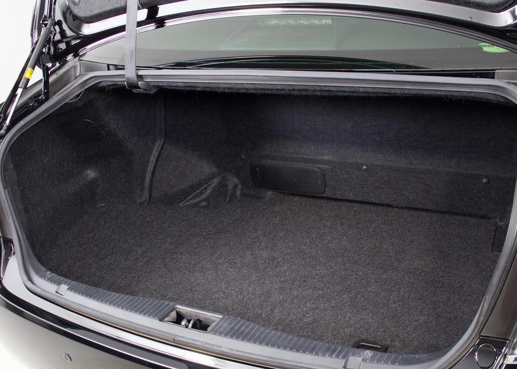 トランクが狭いと思っておりませんか？実際
は大容量トランクです！旅行等の長距離ドラ
イブも快適です！また、屋根付きスペースを
完備しておりますので、夜間でも、雨でも雪
の日だってゆっくりご覧頂けます。