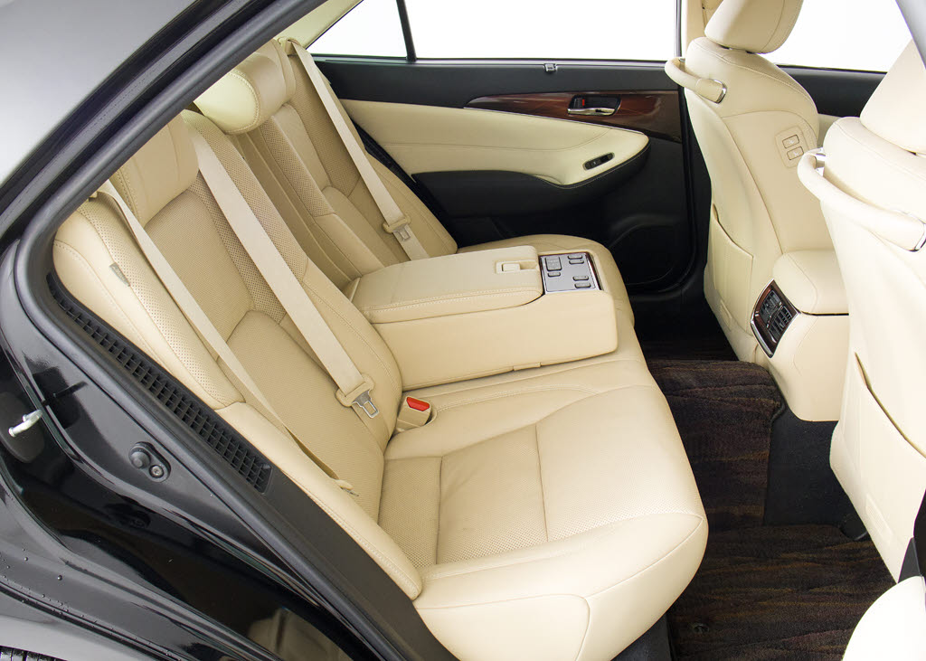 人気の本革シート付きです！！本革が装備さ
れるだけで高級感が増します！当社では、本
革シートのカラー変更や張替えも出来ます！
ワイン・茶・赤・青・オレンジ・黄色・コン
ビ色など何でもＯＫです！