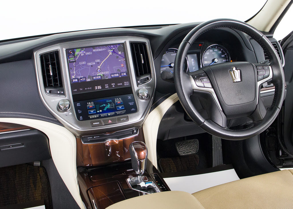 使いやすさや安全性を追求したステアリング
周り！高級車ゆえにスイッチ類が多いのも特
徴ですね！考え尽くされた配置ですぐに使い
こなす事が出来ますのでご安心下さい！是非
、体感してみて下さい！！