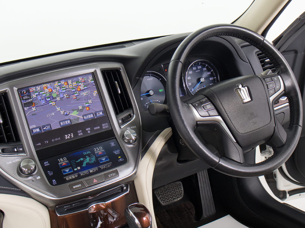 使いやすさや安全性を追求したステアリング
周り！高級車ゆえにスイッチ類が多いのも特
徴ですね！考え尽くされた配置ですぐに使い
こなす事が出来ますのでご安心下さい！是非
、体感してみて下さい！！