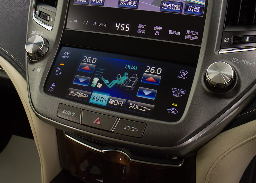 使いやすさや安全性を追求したステアリング
周り！高級車ゆえにスイッチ類が多いのも特
徴ですね！考え尽くされた配置ですぐに使い
こなす事が出来ますのでご安心下さい！是非
、体感してみて下さい！！
