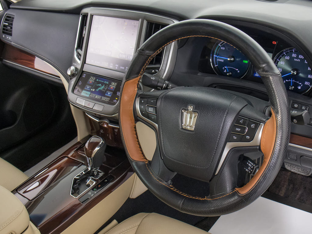 ★使いやすさや安全性を追求したステアリン
グ周り！高級車ゆえにスイッチ類が多いのも
特徴ですね！考え尽くされた配置ですぐに使
いこなす事が出来ますのでご安心下さい！是
非、体感してみて下さい！！