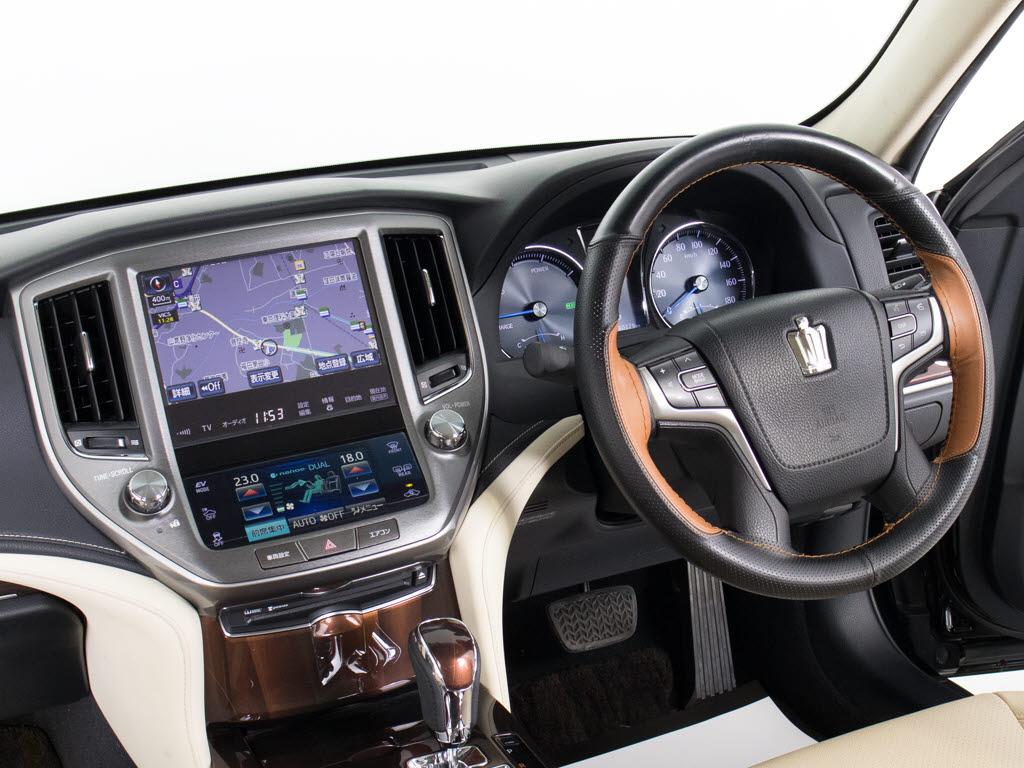 ★使いやすさや安全性を追求したステアリン
グ周り！高級車ゆえにスイッチ類が多いのも
特徴ですね！考え尽くされた配置ですぐに使
いこなす事が出来ますのでご安心下さい！是
非、体感してみて下さい！！