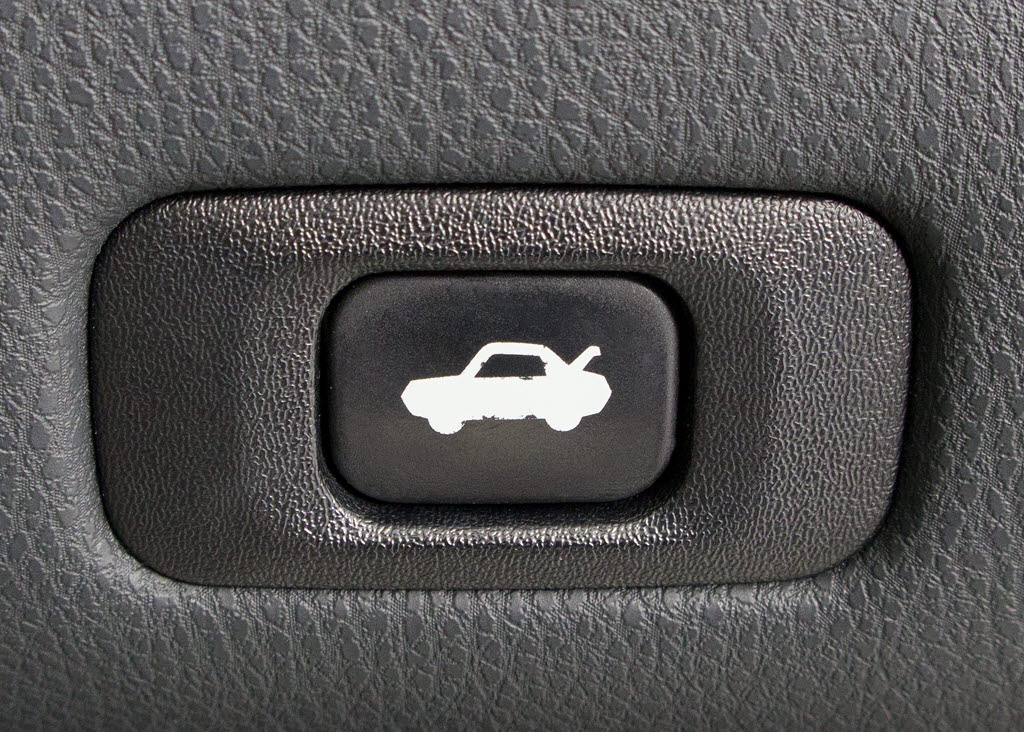 ボタン一つでトランクオープンが可能！車内
から操作できる為、非常に便利な装備の一つ
となります！