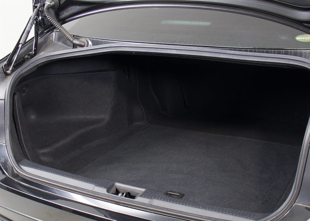 トランクが狭いと思っておりませんか？実際
は大容量トランクです！旅行等の長距離ドラ
イブも快適です！また、屋根付きスペースを
完備しておりますので、夜間でも、雨でも雪
の日だってゆっくりご覧頂けます。