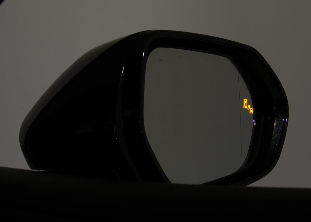 ＢＳＭ（ブラインドスポットモニタ）！隣の
車線を走る車両をレーダーで検知し、ドアミ
ラーでは確認しにくい後側方エリアに存在す
る車両に加えて、急接近してくる車両も検知
します。