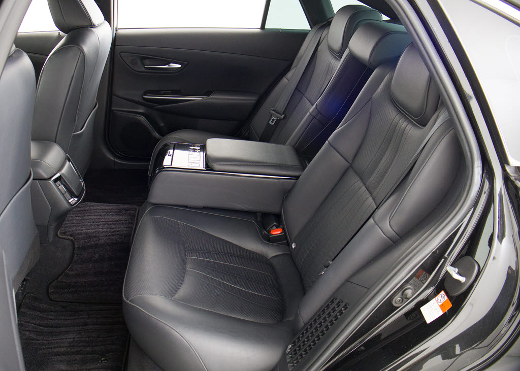 人気の本革シート付きです！！本革が装備さ
れるだけで高級感が増します！当社では、本
革シートのカラー変更や張替えも出来ます！
ワイン・茶・赤・青・オレンジ・黄色・コン
ビ色など何でもＯＫです！